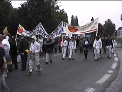 in corteo
